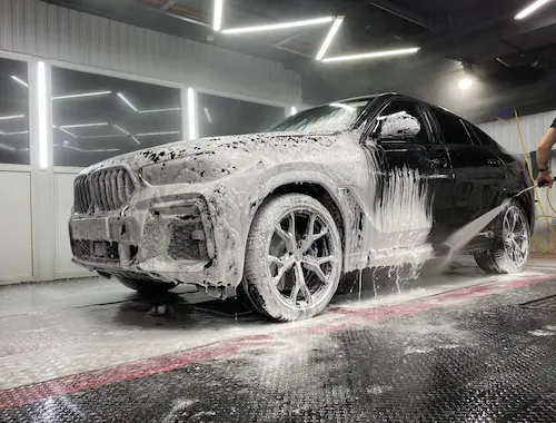 Spălare de întreținere cu praguri și embleme